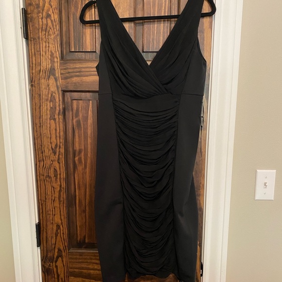 Beautiful V neck instantly slimming ruched little black dress NWT - Picture 5 of 12